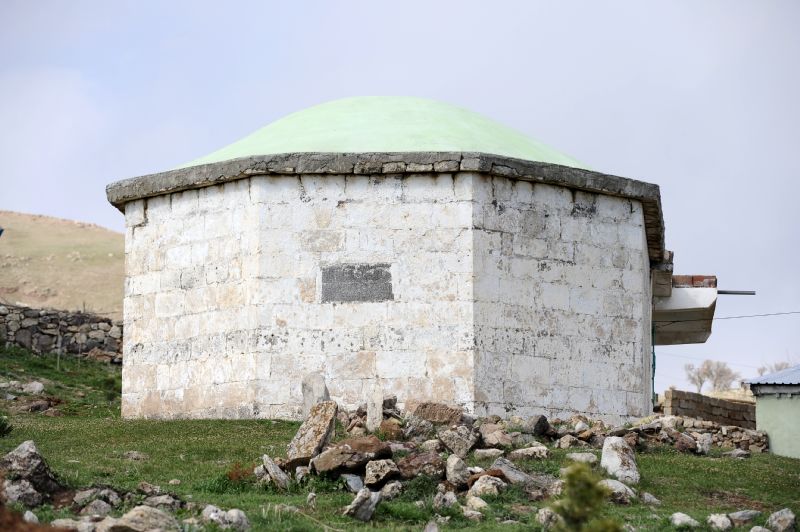 Ergani Enüş Peygamber’in Türbesi